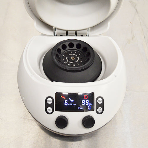 4E's USA high speed micro centrifuge ka open lid rotor view, jisme sample tube slots wala tube rotor head, numbered positions, aur digital control panel top-down angle se saaf dikhai de rahe hain.   