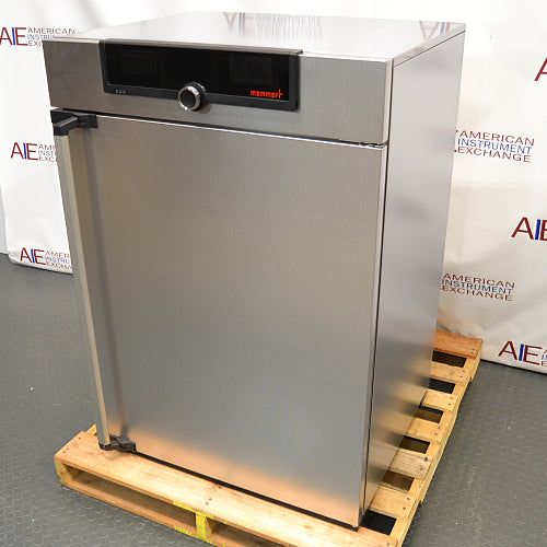 Angled front-right view of a closed Memmert HPP260 climate chamber resting on a wooden shipping pallet, displaying the front door, right side panel, vertical handle, and top digital control panel.