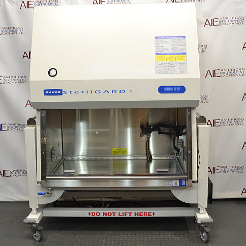 Baker SterilGard SG404M 4-foot Type A2 biosafety cabinet ka front view, jisme stainless steel work zone, control panel, hydraulic mobile stand, aur caster wheels saaf dikhai de rahe hain.   