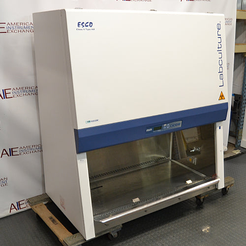 Esco Labculture Class II Type A2 4-foot biosafety cabinet ka left angle view, jisme left side external panel, ESCO branding, stainless steel work area, aur caster wheels wali mobile cart base saaf dikhai de rahi hain.   