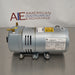 Gast diaphragm vacuum pump aur GE commercial motor ka side view, jisme electrical rating specifications label, mounting brackets, brass inlet/outlet fittings, aur cooling vents saaf dikhai de rahe hain.