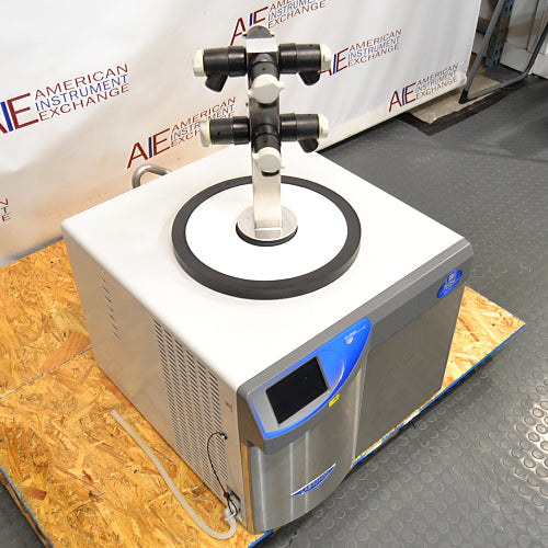 Labconco FreeZone 4.5L benchtop freeze dryer ka left angle view, jisme left side ventilation panel, control screen, top valve manifold, aur wooden pallet base saaf dikhai de rahe hain.   