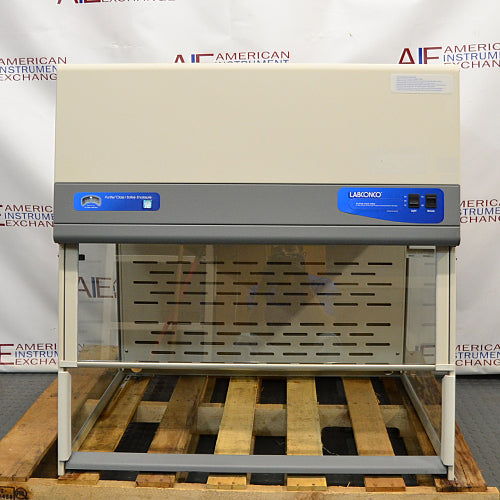 Labconco Purifier 3980301 Class 1 safety enclosure ka front view, jisme clear glass sash, perforated back baffle, control switches, aur Labconco branding saaf dikhai de rahe hain.   