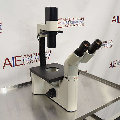 Leica DM IRB inverted research microscope ka right angle view, jisme binocular viewing head, mechanical stage, vertical illumination column, aur focus adjustment knobs saaf dikhai de rahe hain.