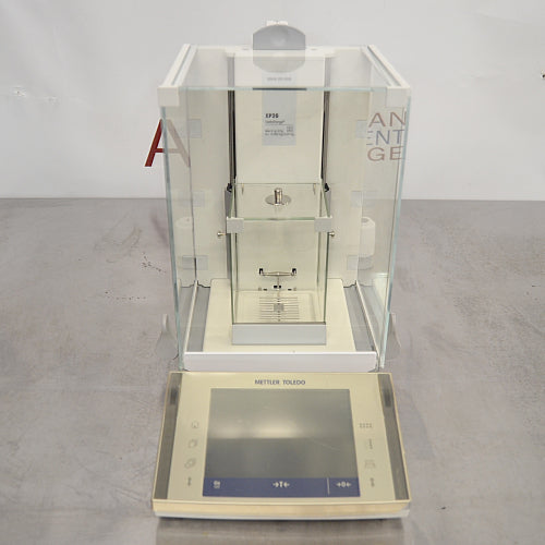 Mettler Toledo XP26DR microbalance ka front view, jisme glass draft shield, weighing chamber, touch screen display terminal, aur Mettler Toledo branding saaf dikhai de rahe hain.   