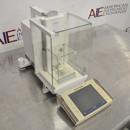 Mettler Toledo XP26DR microbalance ka left angle view, jisme left side weighing housing, glass draft shield, aur detachable touch terminal saaf dikhai de rahe hain.   