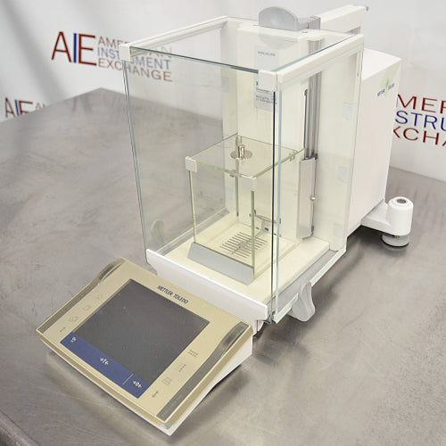 Mettler Toledo XP26DR microbalance ka right angle view, jisme right side weighing mechanism housing, glass draft chamber, aur digital control terminal saaf dikhai de rahe hain.   