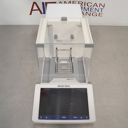 Mettler Toledo XPR106H dual-range analytical balance ka front view, jisme upar se glass draft shield aur front par touch screen control terminal saaf nazar aa raha hai.