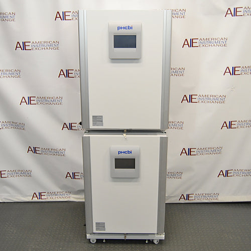 PHCbi Cell-IQ series stacked tri-gas cell culture incubator ka front view, jisme do stacked units, central touch control panels, PHCbi branding, aur wheeled base stand saaf dikhai de rahe hain.   