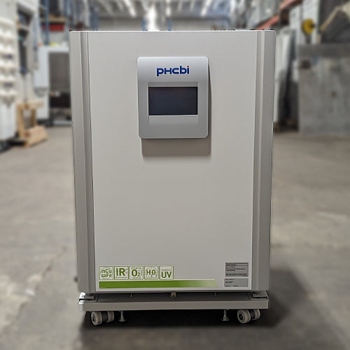 PHCbi Cell-IQ series tri-gas cell culture incubator ka front view, jisme central touch control panel, PHCbi branding, caster wheels, aur bottom specification labels saaf dikhai de rahe hain.   