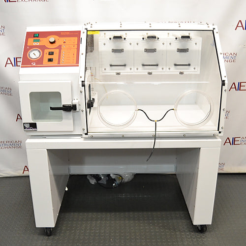 Sheldon BACTRON I anaerobic environmental chamber ka front view, jisme acrylic workspace, glove ports, airlock side chamber, control panel, aur rolling stand base saaf dikhai de rahe hain.