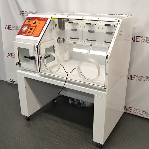 Sheldon BACTRON I anaerobic environmental chamber ka right angle view, jisme right side housing panel, glove ports, internal chambers, aur caster wheel stand base saaf dikhai de rahe hain.   