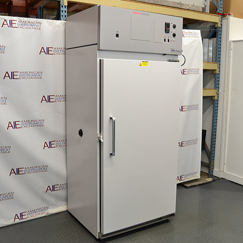 Thermo Forma 3920 environmental chamber ka left angle view, jisme left side ka cabinet panel, upar ka digital control panel, aur insulated door saaf dikhai de rahe hain.   