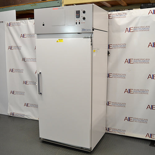 Thermo Forma 3920 environmental chamber ka right angle view, jisme right side ka cabinet panel, upar ka digital control panel, aur insulated door saaf dikhai de rahe hain.   