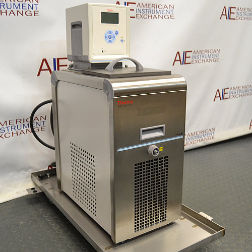 Thermo Haake A25 refrigerated circulator with AC200 controller ka left angle view, jisme left side ventilation panel, AC200 digital controller, aur stainless steel body saaf dikhai de rahi hai.   