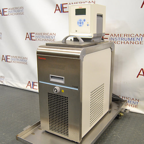 Thermo Haake A25 refrigerated circulator with AC200 controller ka right angle view, jisme right side panel, AC200 digital controller, aur stainless steel body saaf dikhai de rahi hai.   
