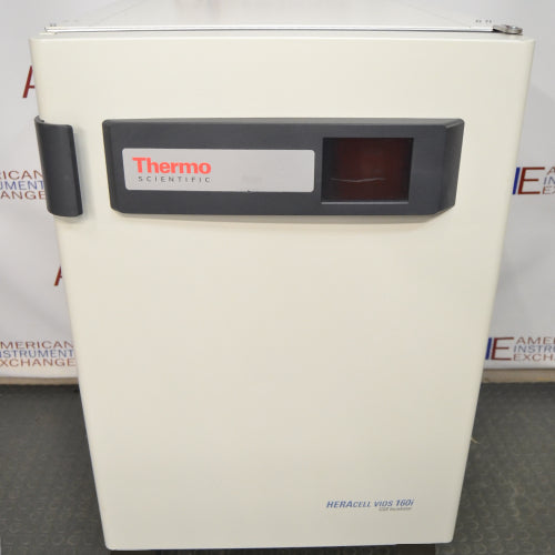 Thermo Heracell VIOS 160i LK copper-lined CO2 incubator ka front view, jisme white outer door, central control panel par Thermo Scientific logo, aur bottom par Heracell VIOS 160i branding saaf dikhai de rahi hai.   