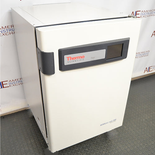 Thermo Heracell VIOS 160i LK copper-lined CO2 incubator ka left angle view, jisme left side ki outer metal body, front door panel, aur touchscreen interface saaf dikhai de rahe hain.   
