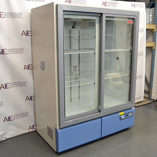 Thermo Revco REC4504A chromatography refrigerator ka left angle view, jisme left side panel, exterior housing, sliding glass doors, aur bottom refrigeration unit saaf dikhai de rahi hai.   