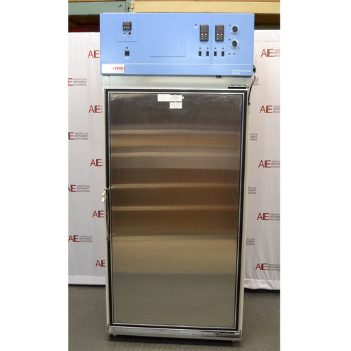 Thermo Scientific 3940 environmental chamber featuring CO2 and humidity control with solid stainless steel door and top-mounted blue control console