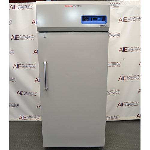 Thermo Scientific TSX3030 freezer ka front view, jisme upar control panel aur neeche ek lambi door handle ke sath gray color ki freezer body saaf dikhai de rahi hai.   