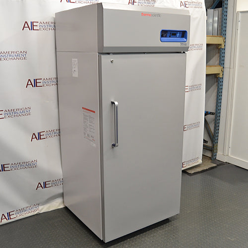 Thermo Scientific TSX3030 freezer ka left angle view, jisme unit ka left side, handle wala front door, aur upar ka control panel ek industrial setting mein nazar aa raha hai.   