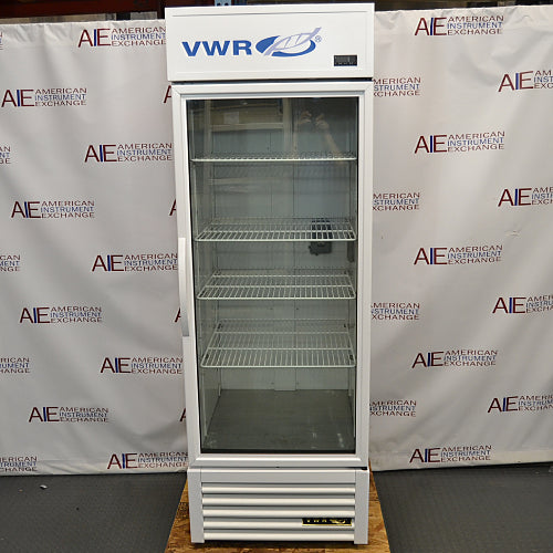 VWR GDM23 single-door chromatography refrigerator ka front view, jisme glass door, adjustable interior wire shelves, upper VWR brand logo panel, aur bottom ventilation grille saaf dikhai de rahe hain.   