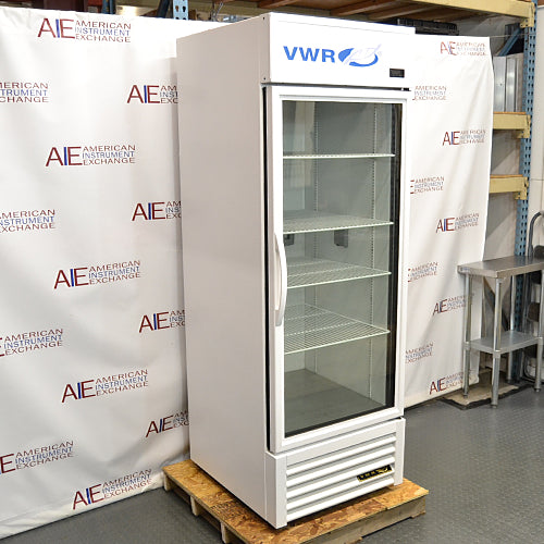 VWR GDM23 single-door chromatography refrigerator ka left angle view, jisme left side external panel, glass door, top VWR logo, aur bottom ventilation grille saaf dikhai de rahe hain.   